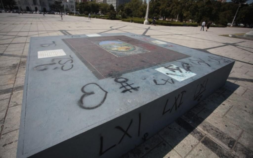Alumnos que vandalizaron la Piedra Fundamental repararon el monumento