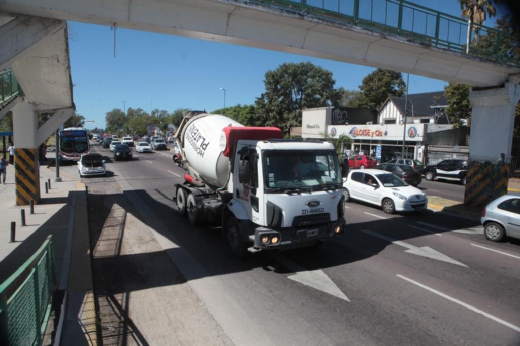 Sin controles, el tránsito pesado invade y complica aún más los accesos a La Plata