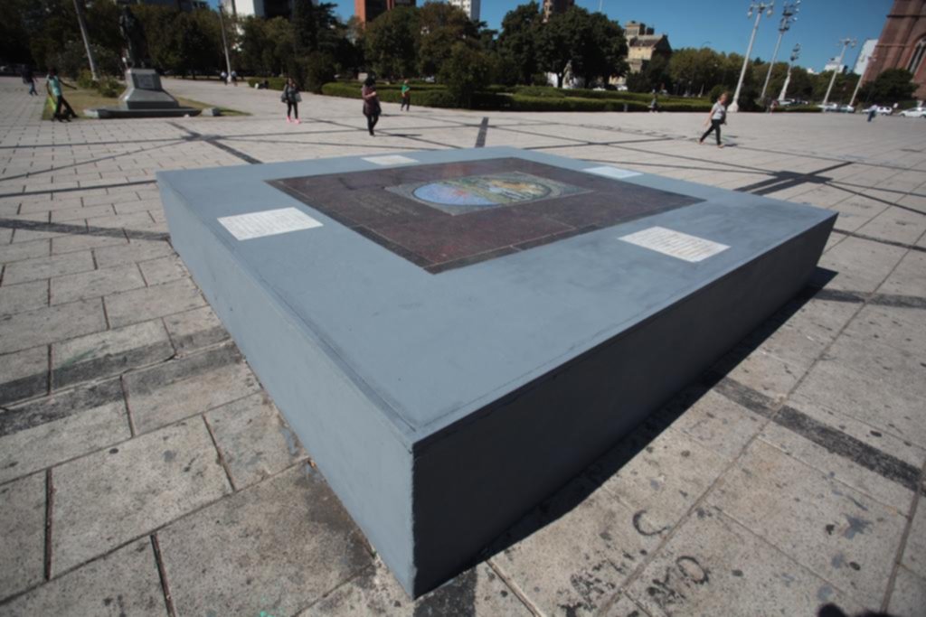 Alumnos restauraron la Piedra Fundamental tras el ataque vandálico