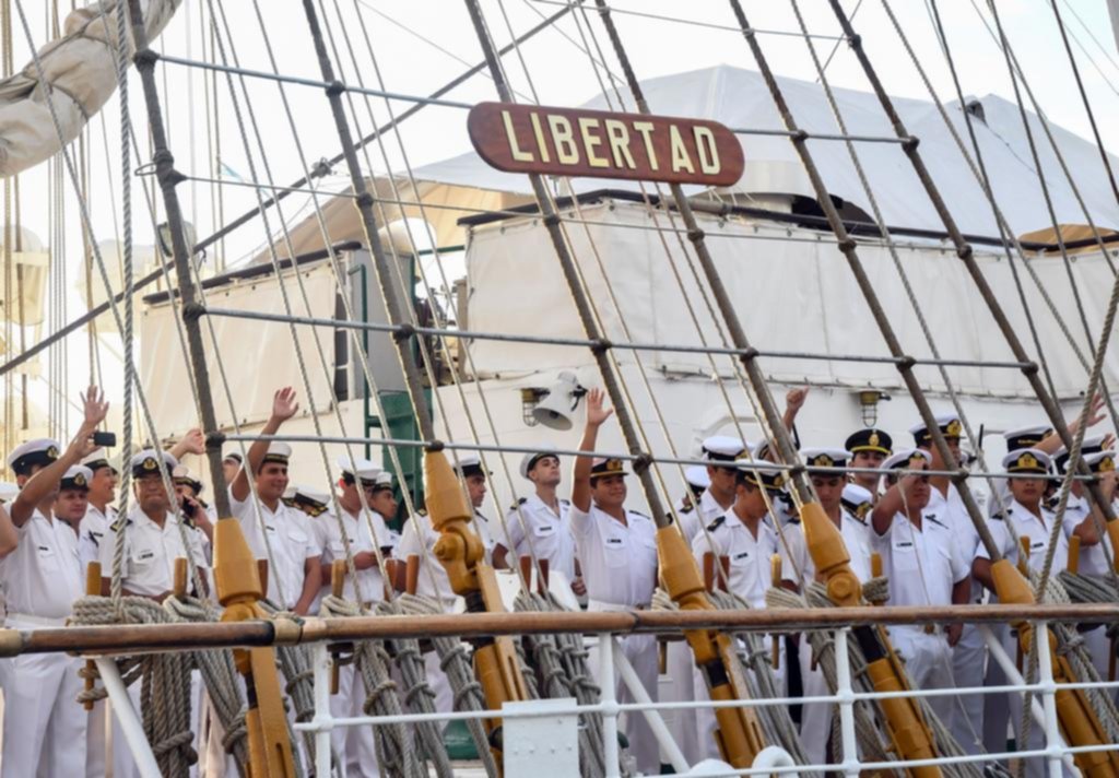 Zarpó la Fragata Libertad y ahora recorrerá 21 puertos de Latinoamérica en ocho meses