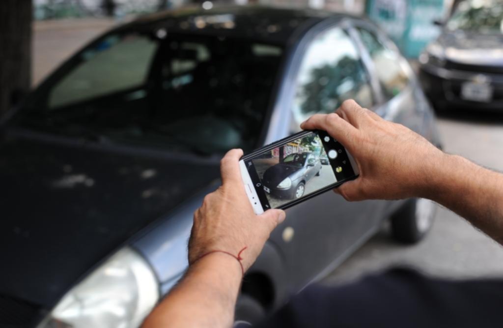 Lanzarían una aplicación para denunciar infracciones de tránsito desde el celular