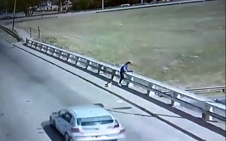 VIDEO: Policías evitaron que dos personas se suicidaran arrojándose de un puente