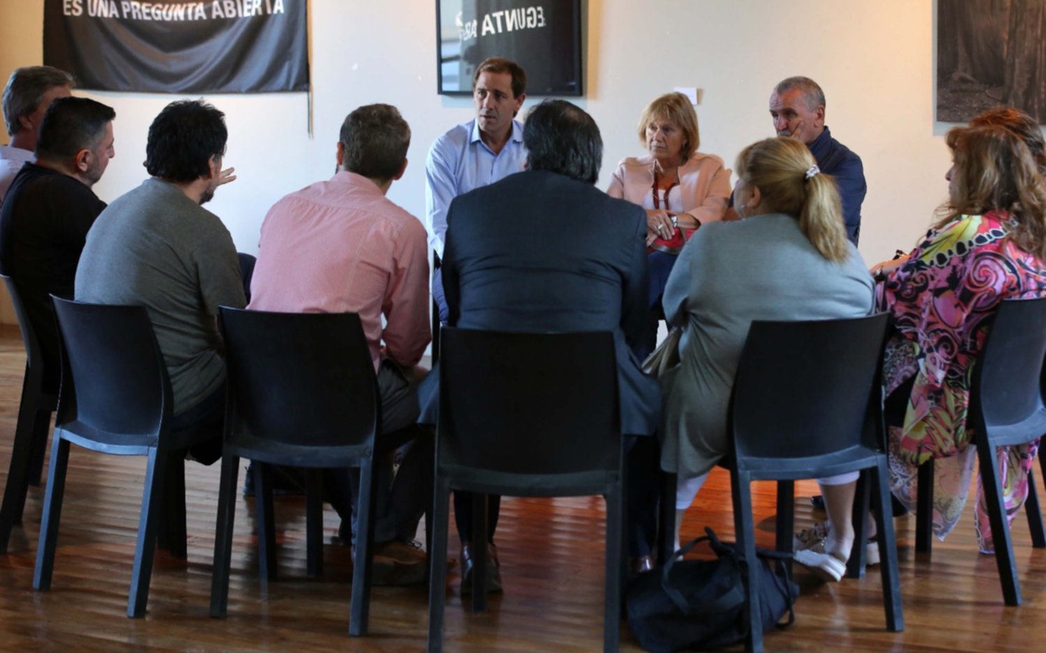 Garro con familiares de ex combatientes en el Centro Cultural Islas Malvinas 