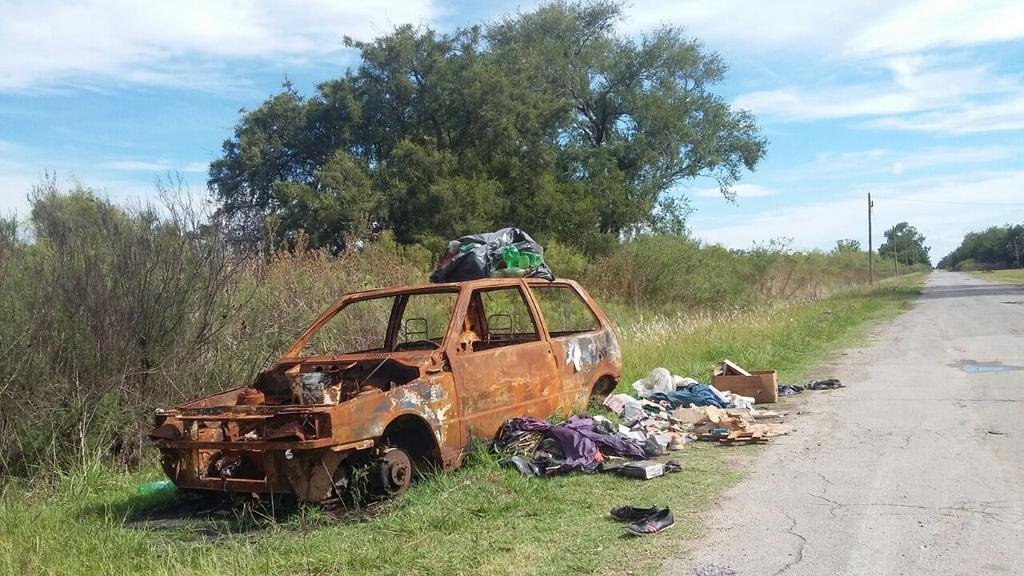 Auto quemado que nadie retira en un barrio de Los Hornos