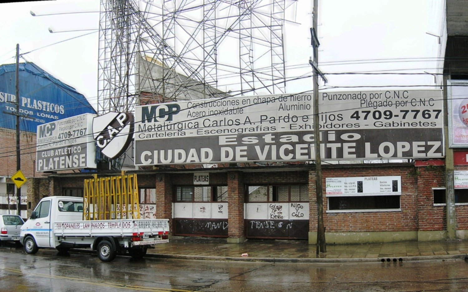 Barras de Platense atacaron a sus jugadores con armas y les robaron