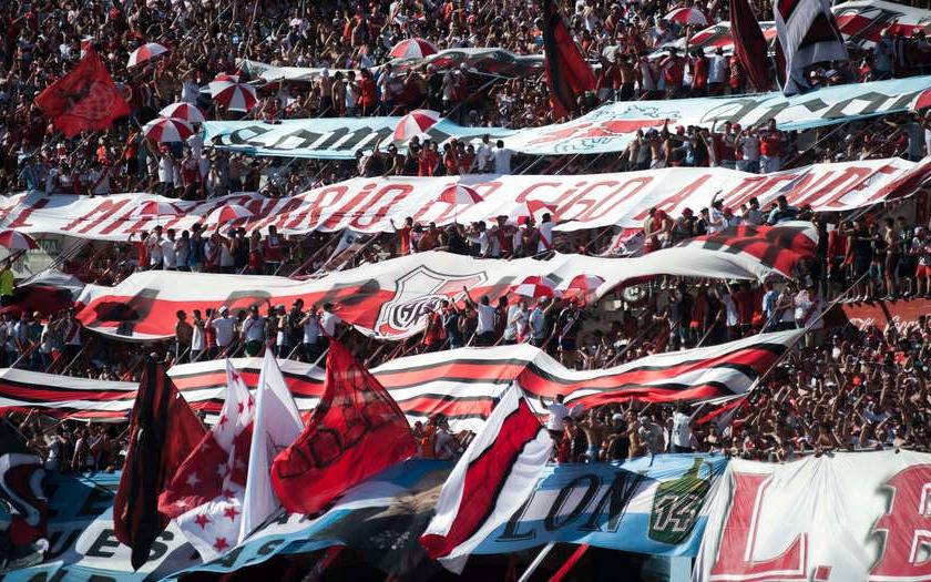 Otra vez violencia y duros cruces en la barra de River