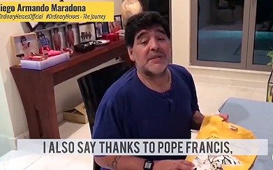Maradona participó de una campaña solidaria y saludó al Papa