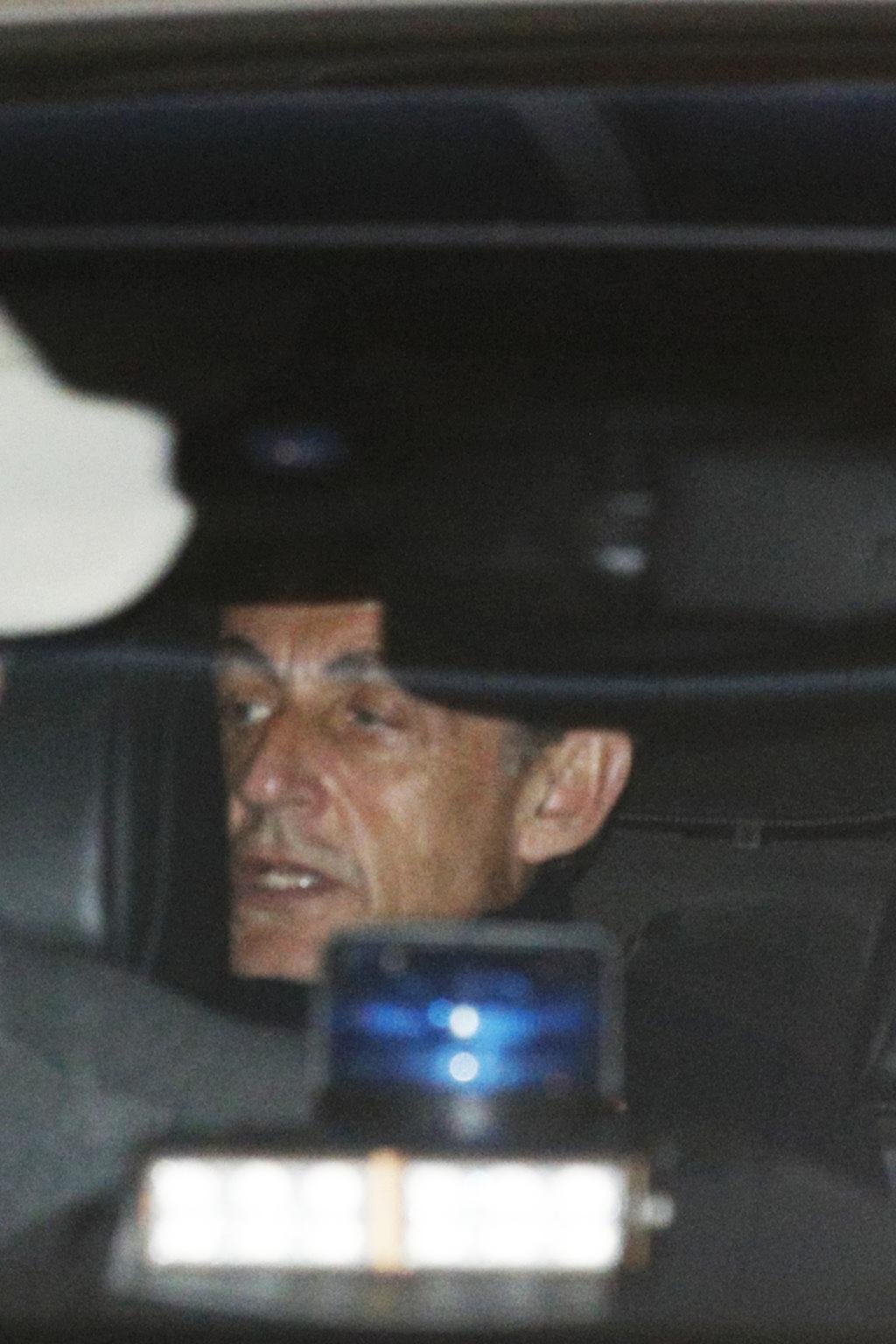 Sarkozy volvió a su casa, pero quedó imputado por los fondos de su campaña