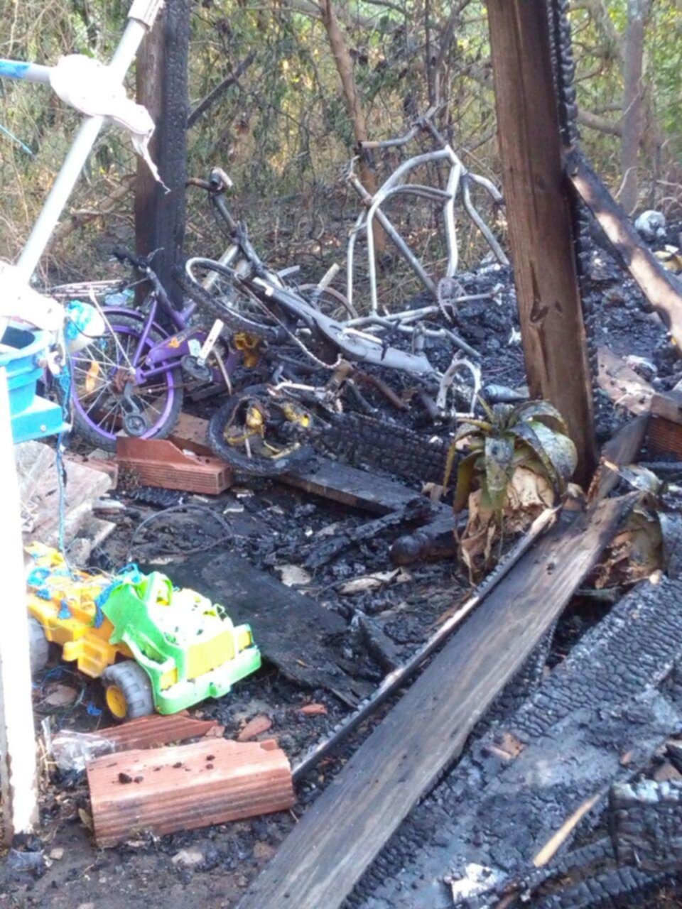 Un incendio dejó en la calle a una familia de Villa Elisa