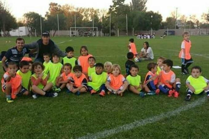 Pedro Troglio llevó a sus dos hijos menores a jugar al fútbol en El Bosquecito