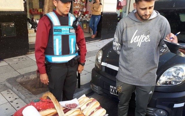 Le secuestraron sandwiches a un vendedor ambulante y su foto se hizo viral
