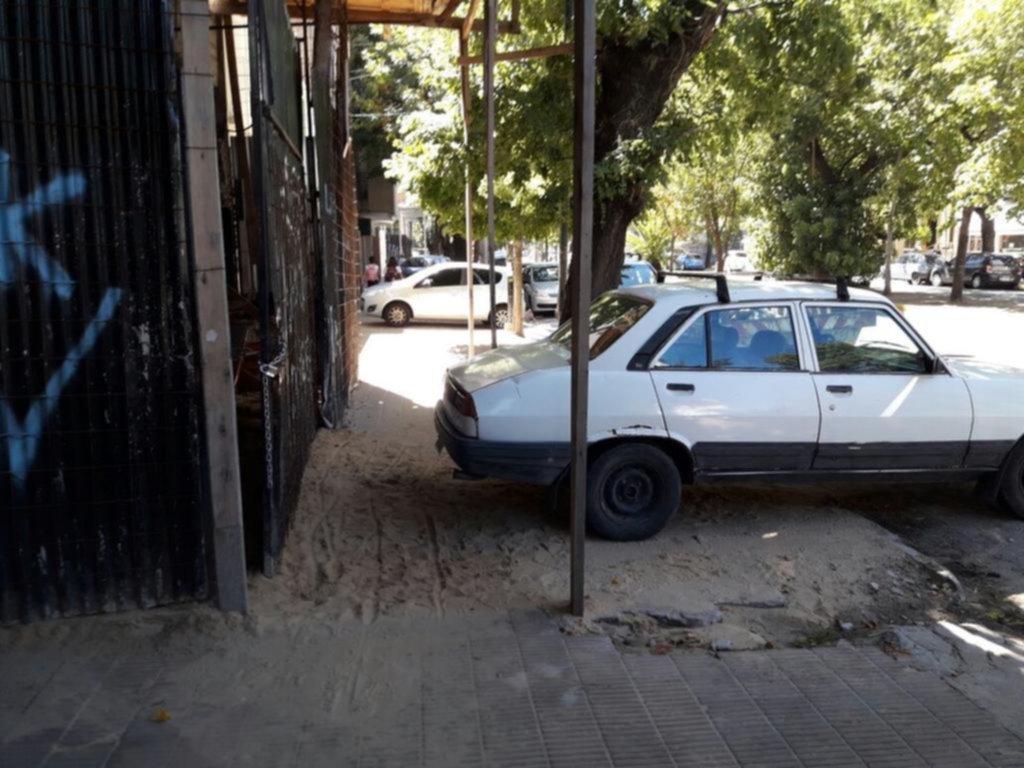 Una obra en construcción no deja espacio para el paso