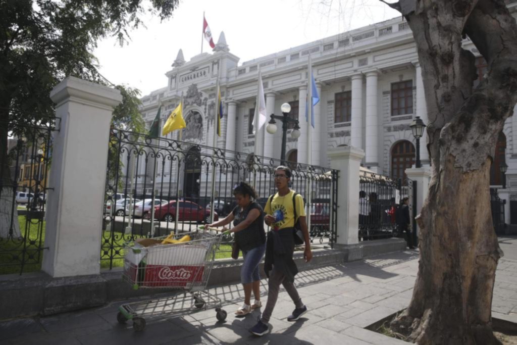 El vicepresidente de Perú jura como nuevo mandatario