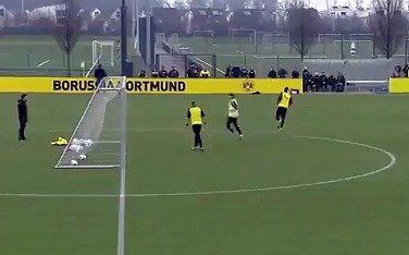 VIDEO-Bolt se entrenó con el Dortmund y la metió de cabeza