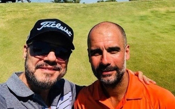 Tinelli jugó al golf con Pep
