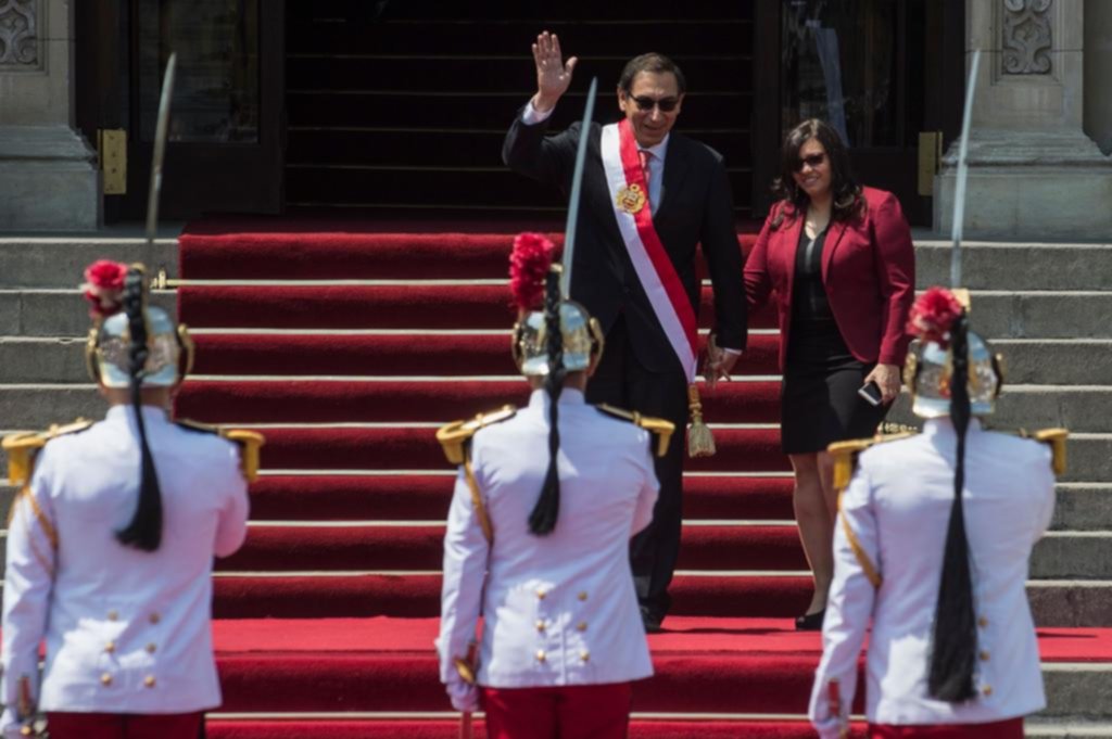 Vizcarra asumió en Perú con la promesa de “tiempos mejores”