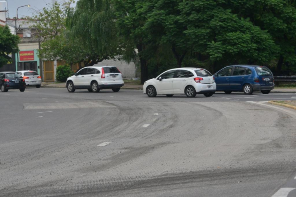 Ya reacondicionan el asfalto de la rotonda de la Autopista