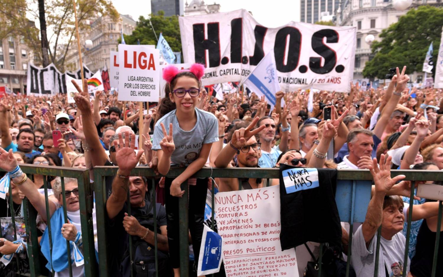 Día de la Memoria en Plaza de Mayo: insultos a Macri y presencia kirchnerista en el palco