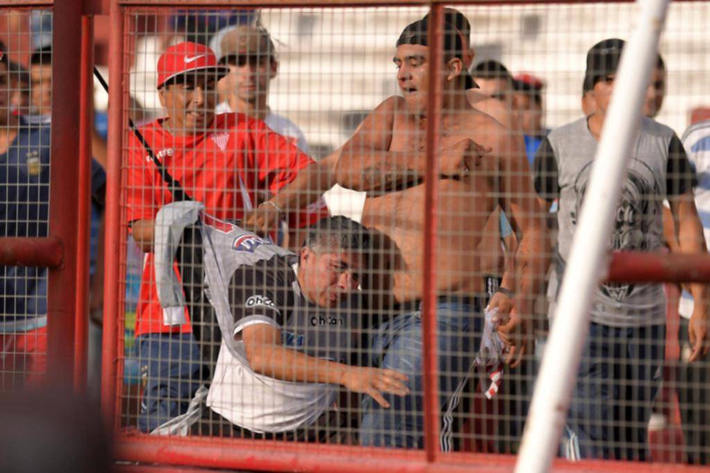 Graves incidentes entre dos grupos de la barra de Los Andes