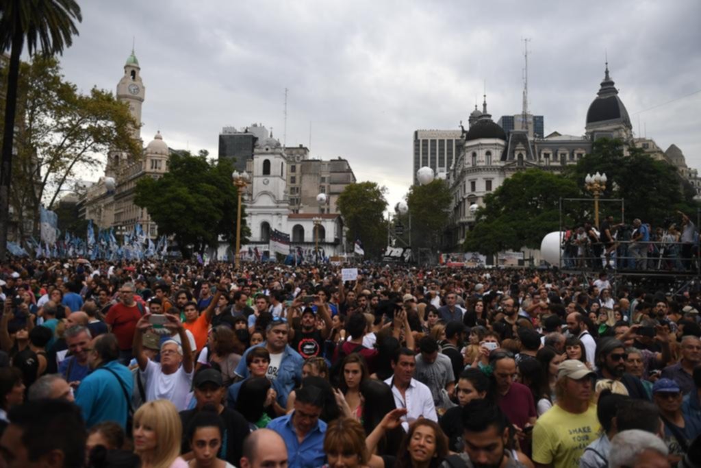 Multitudinario acto para recordar el último golpe, con críticas al Gobierno