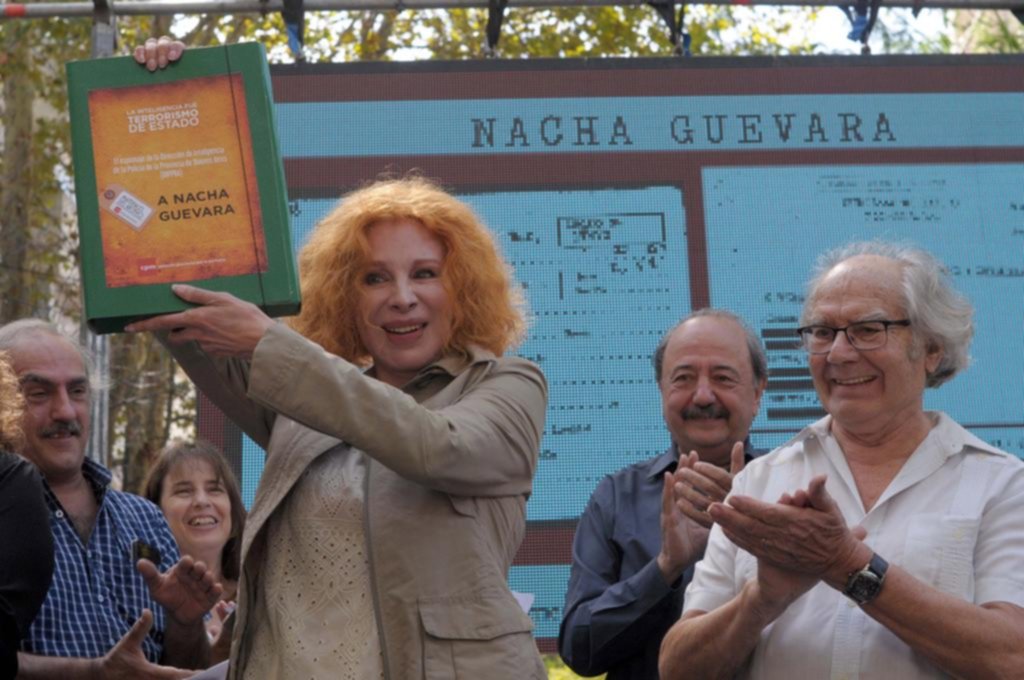 Nacha Guevara y Farinello recibieron sus legajos realizados durante la dictadura