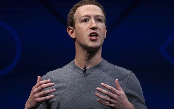 Zuckerberg se disculpa en los medios británicos por el escándalo de Facebook