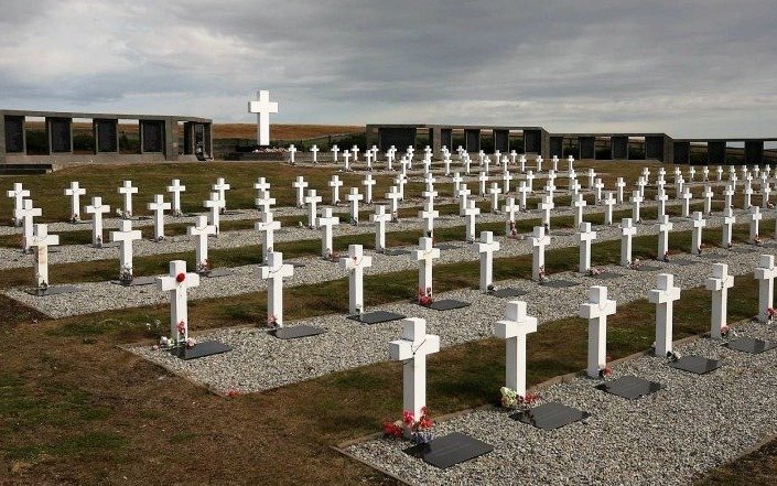 Familiares de soldados caídos en Malvinas viajan para visitar sus tumbas en Darwin