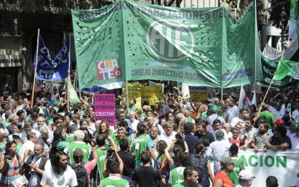 Estatales bonaerenses instalarán este martes una carpa frente a Gobernación