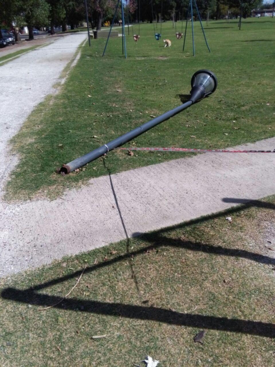 Peligro por columna que se cayó en Parque Castelli