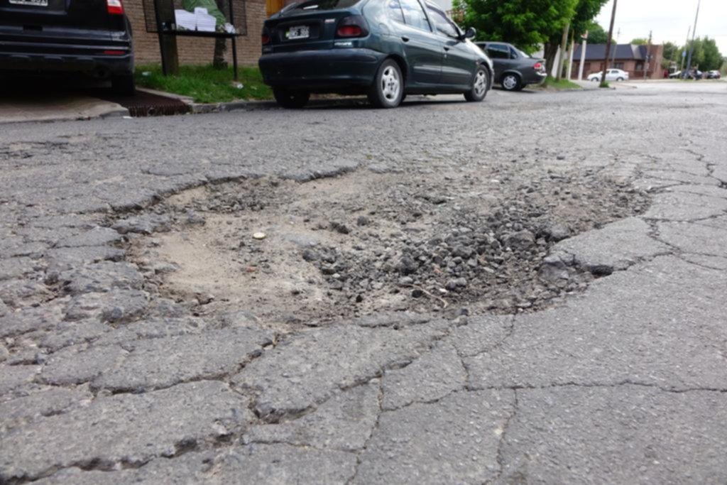 Se multiplican los baches en el barrio San Carlos