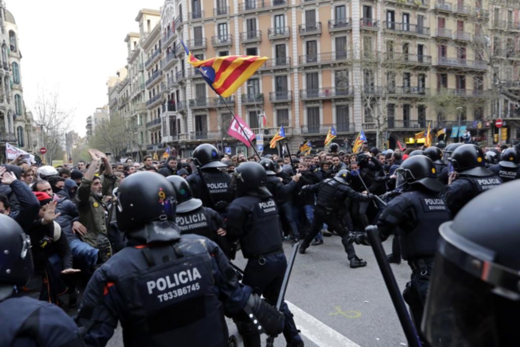 Arrestaron en Alemania al líder catalán Carles Puigdemont y hubo incidentes en Barcelona