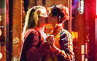 Beso a beso Cara Delevigne, muy romántica con la hija de Michael