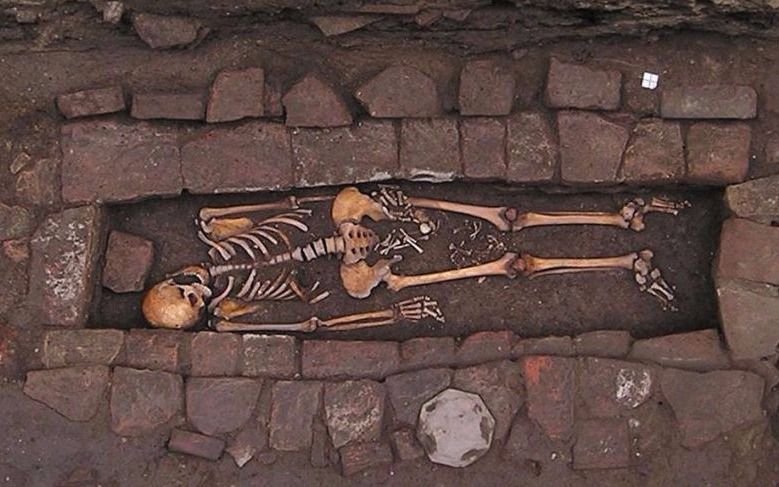 Investigan el espeluznante fenómeno del "nacimiento en ataúd" en una tumba medieval