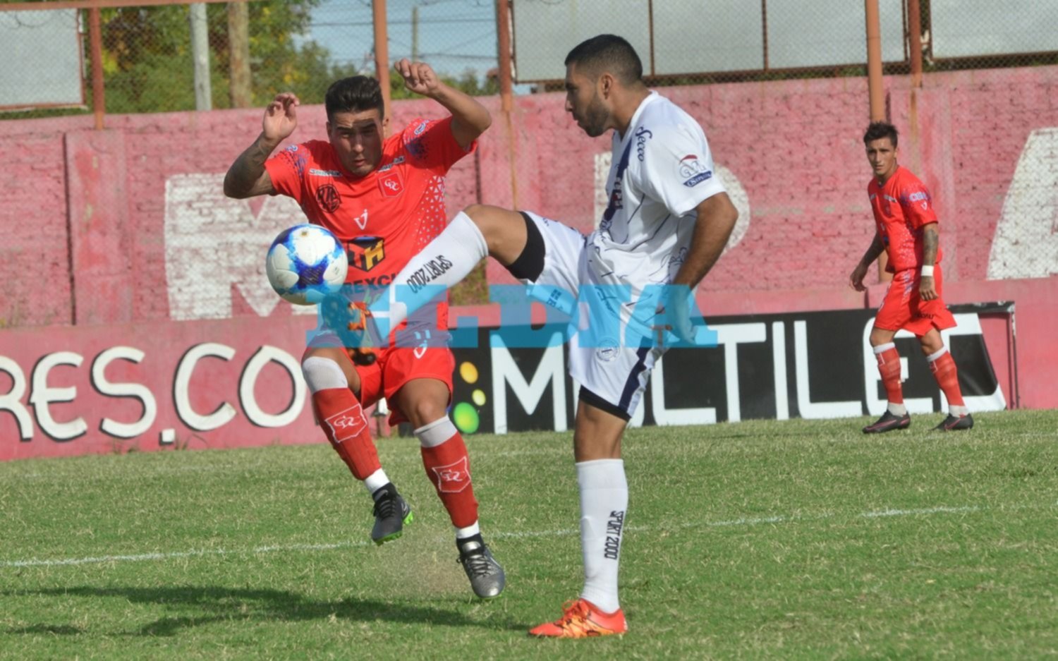 Cambaceres perdió de local y sigue complicado