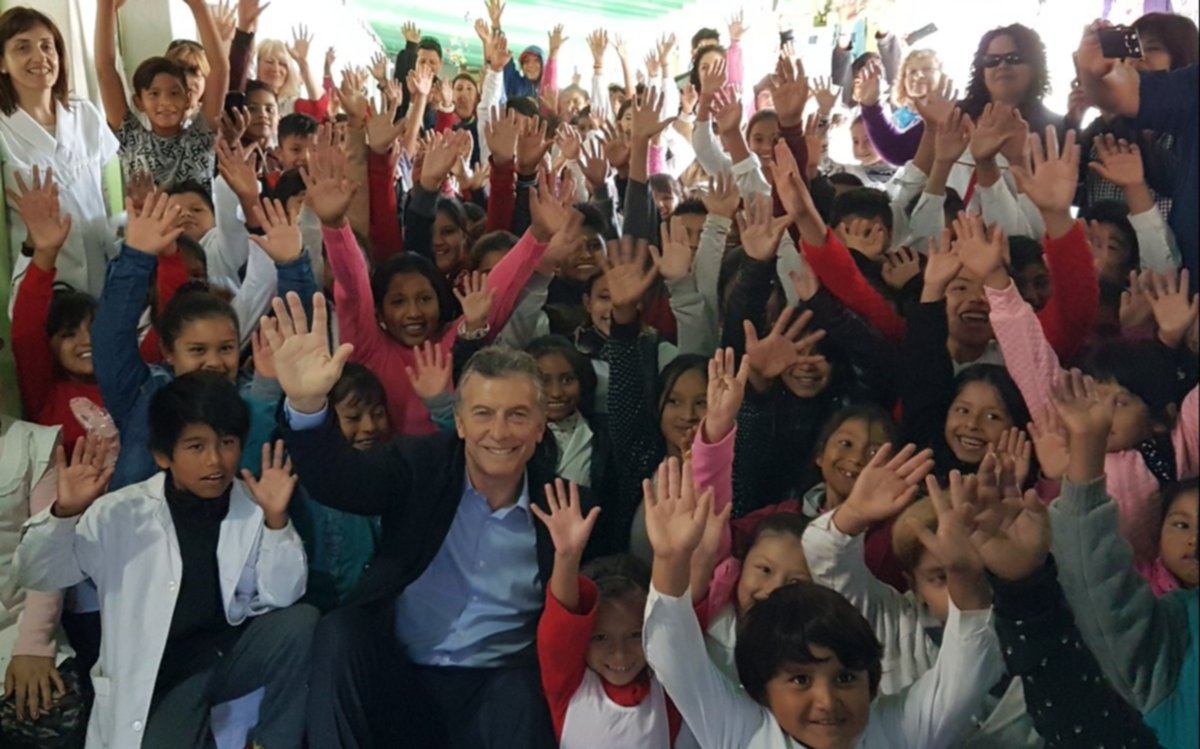 Macri visitó en Florencio Varela a una pareja de agricultores y una escuela