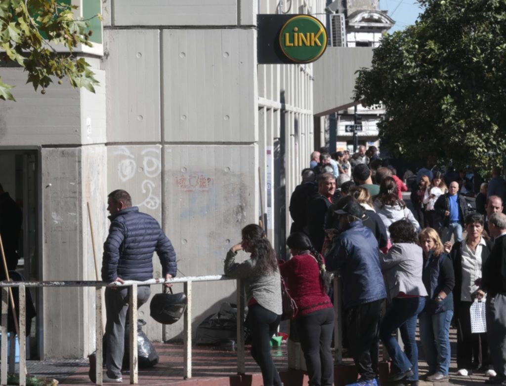 Una semana “corta” y complicada en los bancos donde hay amenaza de un paro