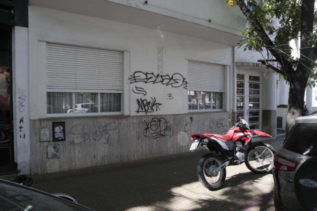 Denuncia de un vecino harto de que estacionen las motos en la vereda