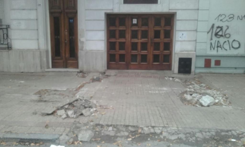 Vereda destruida tras una obra inconclusa