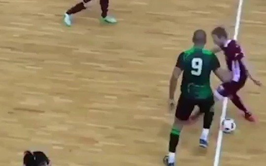 El tremendo doble caño de un jugador brasileño en futsal