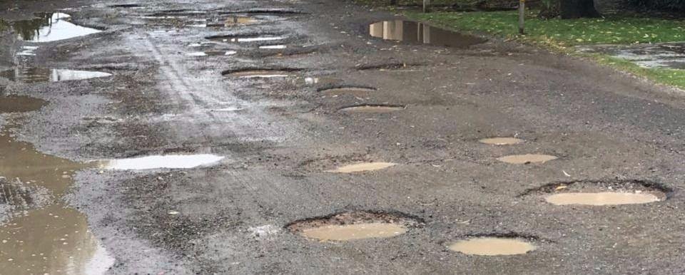 Una “exposición de baches” en calles de Villa Castells