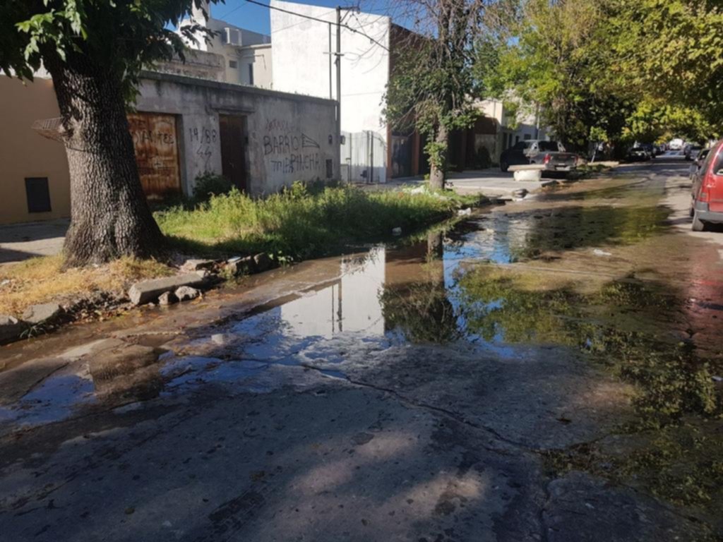 Derroche y barrial a una cuadra del Hospital Rossi