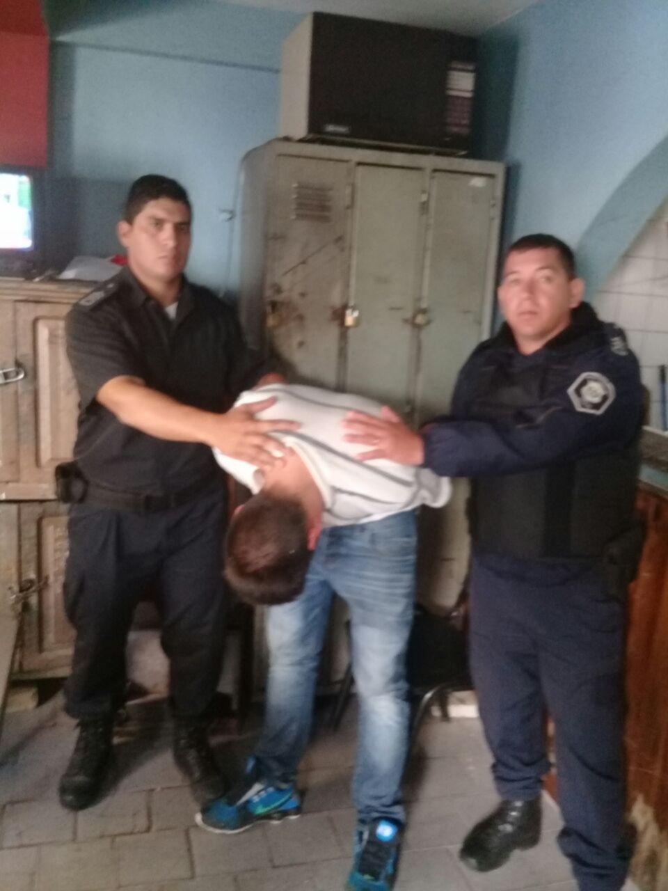 Le dicen “El loco del sable” y causó terror en un asalto en un kiosco de Villa Argüello
