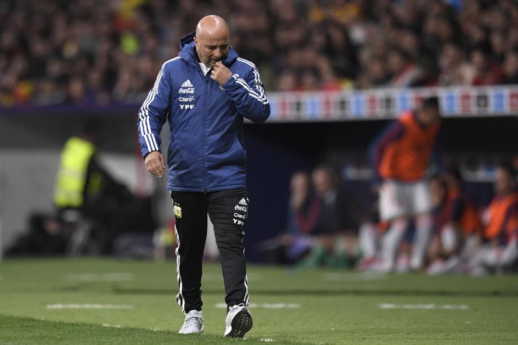 Sampaoli camina; la Selección, no