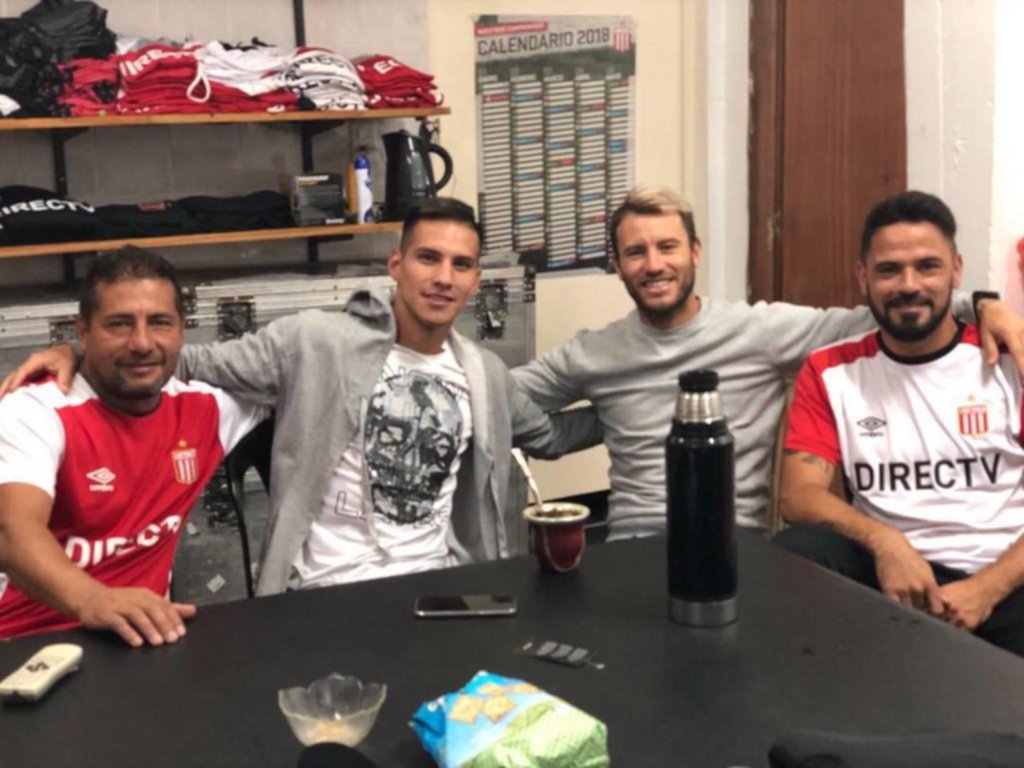 Carlos Auzqui pasó por City Bell y tomó mates junto a la Gata Fernández en la utilería