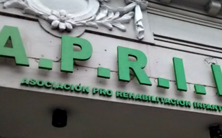 Aprilp manifestó frente a Gobernación para que le paguen una deuda y poder sobrevivir