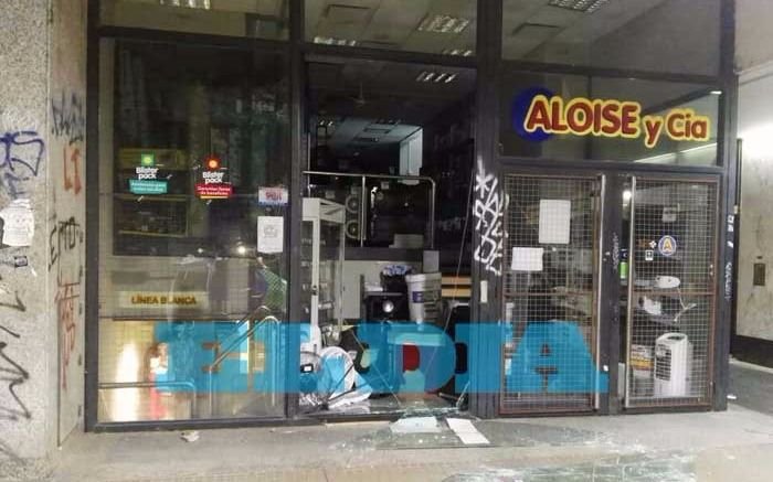 Dos detenidos por robo y destrozos en comercio de 12, 57 y 58