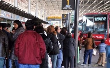  En las puertas del fin de semana largo un paro complica a pasajeros en la Terminal