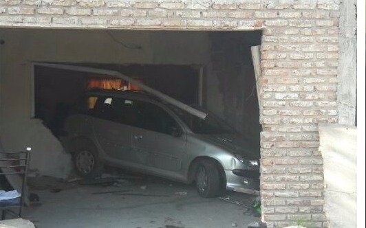 Se metió en una casa marcha atrás, atropelló a tres mujeres y mató a una de ellas