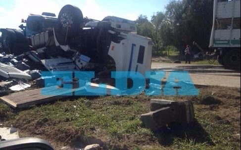 Choque triple de camiones en la ruta 6: un muerto y cuatro heridos