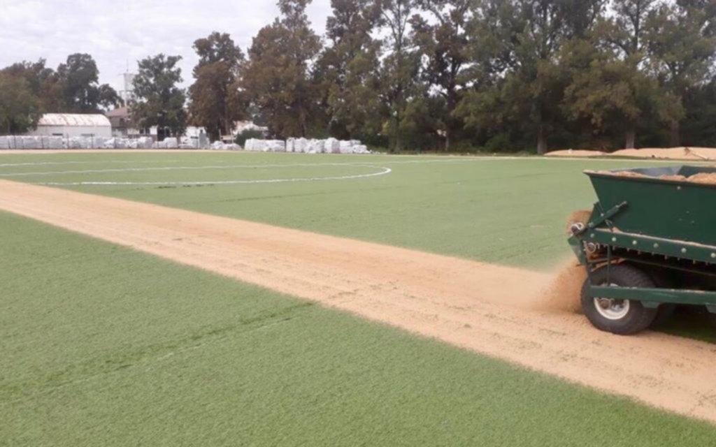 Los trabajos no se detienen y se viene la inauguración de la cancha de césped sintético